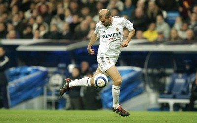 广发电竞动态-佩洛娃轻巧搓射完美弧线